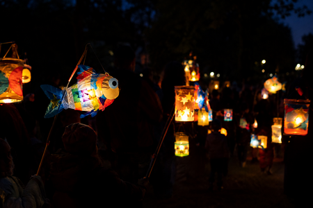 Laternenumzug bei Nacht in Wolfsburg.