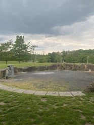 Grillplatz im Allerpark, umgeben von Wiesen und Bäumen.