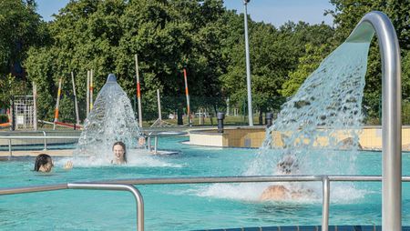 Schwimmbecken im Außenbereich