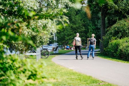 Zwei Personen fahren Inlineskates.