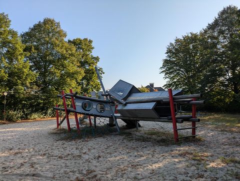 Spielgerät auf sandigem Untergrund.